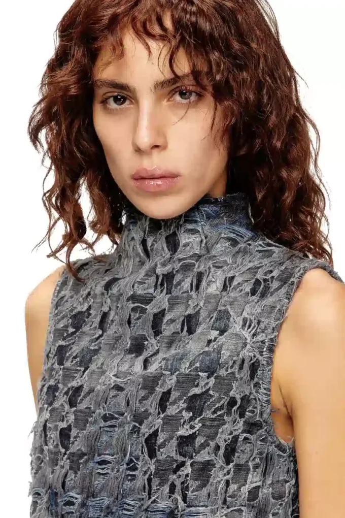 de-tapi-fsh1 Sleeveless top in houndstooth tie-dye denim