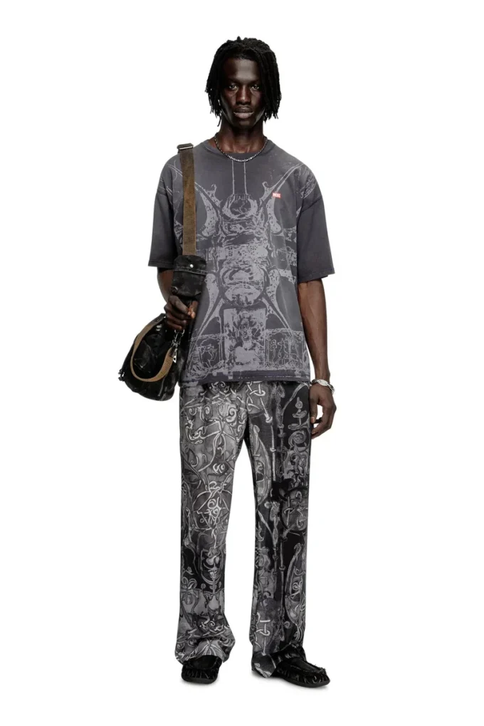 t-boxt-t13 T-shirt with tonal medieval print