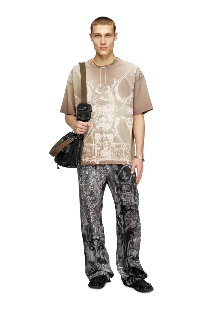 t-boxt-t13 T-shirt with tonal medieval print