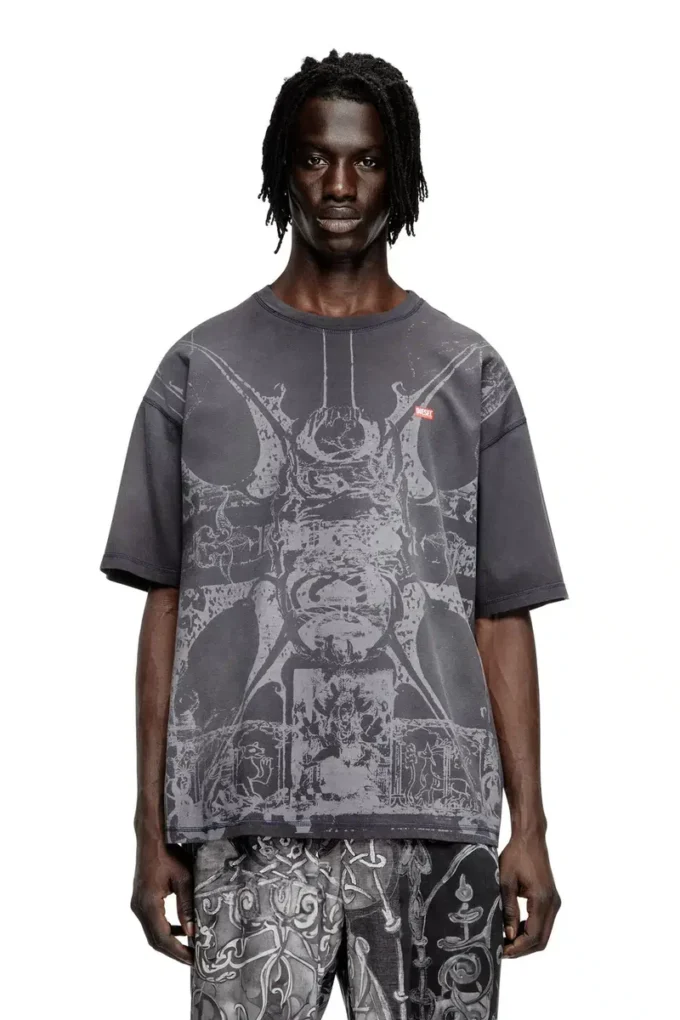 t-boxt-t13 T-shirt with tonal medieval print